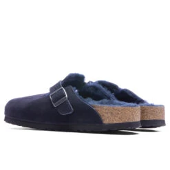 Birkenstock Narrow Boston Shearling - Midnight 9 Birkenstock Narrow Boston Shearling - Midnight -Birkenstock Store Birkenstock Narrow Boston Shearling Midnight 1020584 10 24 22 Feature VR 2