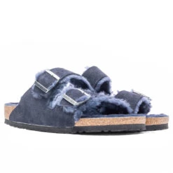 Birkenstock Wide Arizona Shearling - Midnight -Birkenstock Store Birkenstock Wide Arizona Shearling Midnight 1020592 09 04 22 Feature JM 4