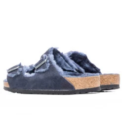 Birkenstock Wide Arizona Shearling - Midnight -Birkenstock Store Birkenstock Wide Arizona Shearling Midnight 1020592 09 04 22 Feature JM 5