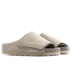 Fear Of God X Birkenstock The Los Feliz Suede - Taupe 9 Fear Of God X Birkenstock The Los Feliz Suede - Taupe -Birkenstock Store Fear of God x Birkenstock The Los Feliz Suede Taupe 1024780 TAU 01 21 23 Feature KN 7
