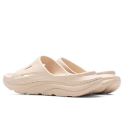 Birkenstock Store -Birkenstock Store Hoka One One Ora Recovery Slide 3 Shifting Sand Shifting Sand 1135061 SSSS 02 02 23 Feature VR 4