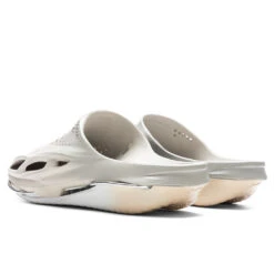 Nike X Matthew M. Williams 005 Slide - Light Bone/Chrome -Birkenstock Store Nike x Matthew M. Williams 005 Slide Light Bone Light Bone Chrome DH1258 001 09 15 22 Feature DUKE 3