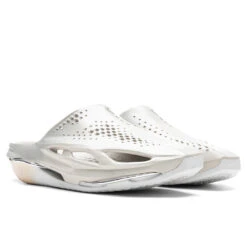 Nike X Matthew M. Williams 005 Slide - Light Bone/Chrome -Birkenstock Store Nike x Matthew M. Williams 005 Slide Light Bone Light Bone Chrome DH1258 001 09 15 22 Feature DUKE 5